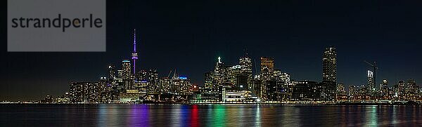Ein Panoramabild von Toronto bei Nacht