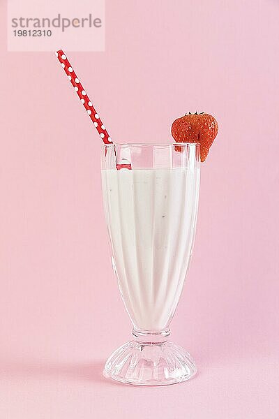 Close up Erdbeere Milchshake Glas mit rosa Hintergrund