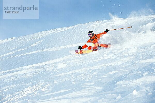 Ein Skisportler saust im frischen Pulverschnee die Piste hinunter. Das Konzept des Winterskisports