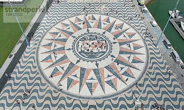 Ein Bild der Pflasterkunst des Padrão dos Descobrimentos  von der Spitze des Denkmals aus gesehen (Lissabon)