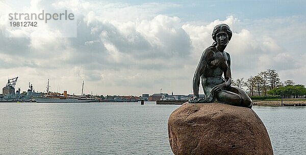 Ein Bild der kultigen Statue der kleinen Meerjungfrau in Kopenhagen