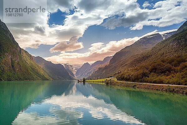 Norwegische Sonnenuntergangslandschaft mit Nordfjord  Bergen und Gletscher in Olden  Norwegen  Europa