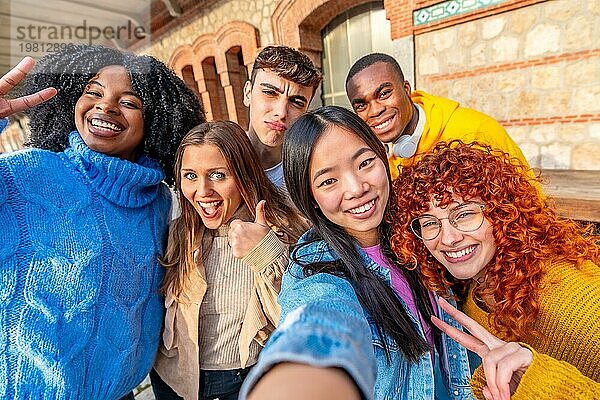 Persönliche Sichtweise einer Gruppe multirassischer junger Menschen  die ein Selfie auf der Straße machen