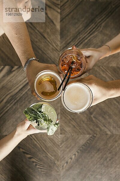 Draufsicht Freund Hände Toasting Getränke