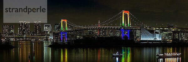 Ein Panoramabild der beleuchteten Regenbogenbrücke in der Bucht von Tokio  bei Nacht (Tokio)