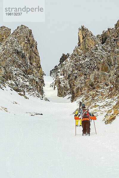 Backcountry. Eine Gruppe von Skifahrern steigt zum Gipfel auf  der nicht mit einer Seilbahn ausgestattet ist  um weiter die Hänge mit unberührtem Land hinunterzufahren