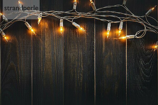 Weihnachten Hintergrund Lichter und Kopie Raum auf alten Holzbrett Hintergrund