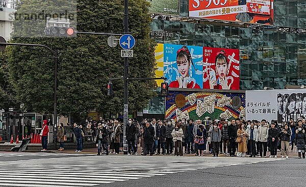 Ein Bild von Menschen  die darauf warten  die Shibuyakreuzung in Tokio zu überqueren