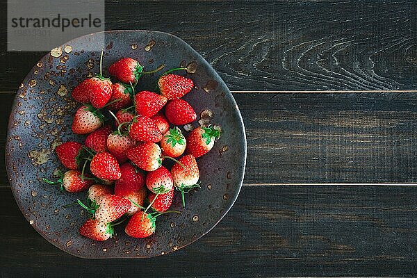 Frische Erdbeeren auf alten hölzernen Hintergrund. organische Früchte Hintergrund