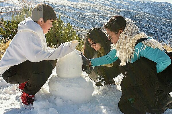Frosty Delights Latino Familienbande und Schneemann Erinnerungen in der Sierra Nevada