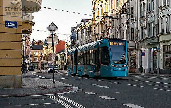 Ein Bild einer Straßenbahn auf den Straßen von Ostrava