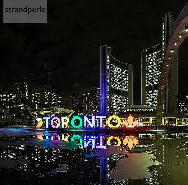 Ein Panoramabild des Toronto Sign bei Nacht