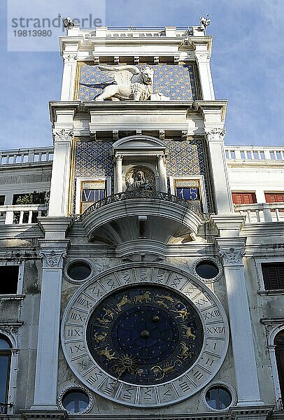 Uhrenturm von Venedig (Torre dei Mori) auf dem Markusplatz an einem sonnigen Tag  Sonnenuhr mit Sternzeichen  Markusdom  Markusplatz  Venedig  Italien  Europa