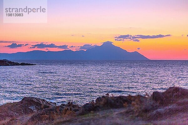 Silhouette des Berges Athos bei Sonnenaufgang oder Sonnenuntergang und Meerespanorama in Chalkidiki  Griechenland  Europa