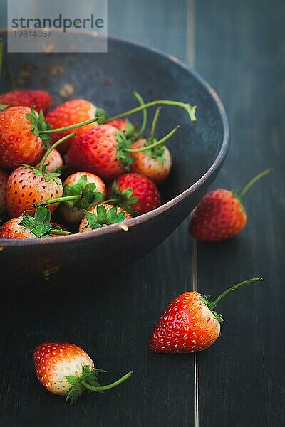 Frische Erdbeeren auf alten hölzernen Hintergrund. organische Früchte Hintergrund