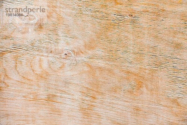 Eine alte  rissige Holzoberfläche. Nahaufnahme Gefleckte Textur einer natürlichen Oberfläche einer abgeschnittenen Linie eines Baumes