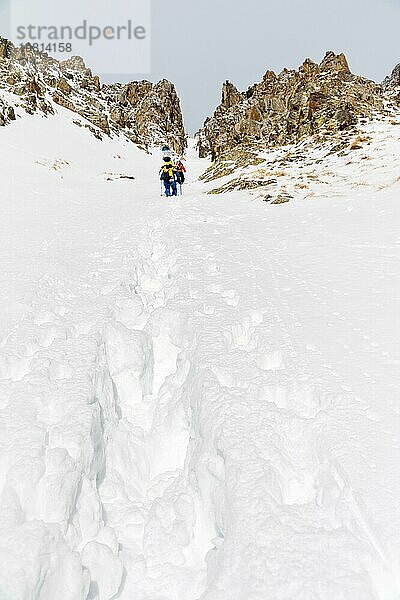 Backcountry. Eine Gruppe von Skifahrern steigt zum Gipfel auf  der nicht mit einer Seilbahn ausgestattet ist  um weiter die Hänge mit unberührtem Land hinunterzufahren