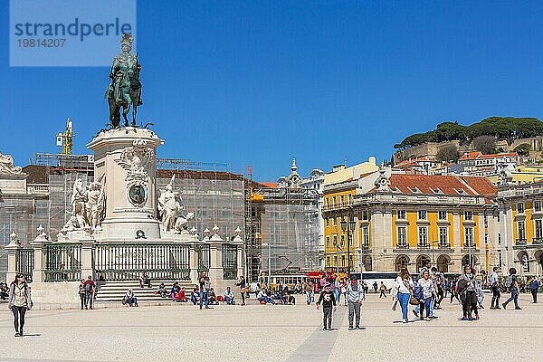 Lissabon  Portugal  27. März 2018: Praca do Comercio oder Handelsplatz  Menschen und die Burg des Heiligen Georg auf dem Hügel  Europa