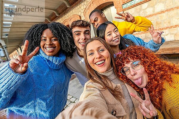 Freunde ziehen Grimassen  während sie ein Selfie in der Stadt machen