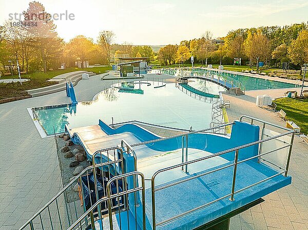 Silhouette eines Schwimmbades durch den Morgennebel bei Sonnenaufgang in Drohnenansicht  Freibad Calw  Stammheim der Stadtwerke Calw  Schwarzwald  Deutschland  Europa