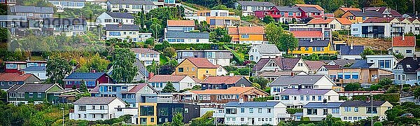 Norwegisches Dorf Sommerlandschaft mit bunten Häusern in Norwegen