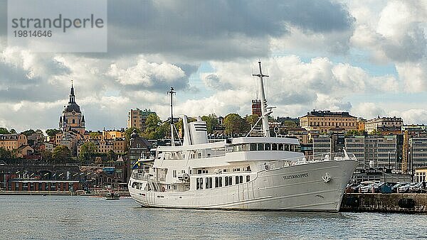 Ein Bild von einem Stahlschiff  das in Stockholm angedockt ist