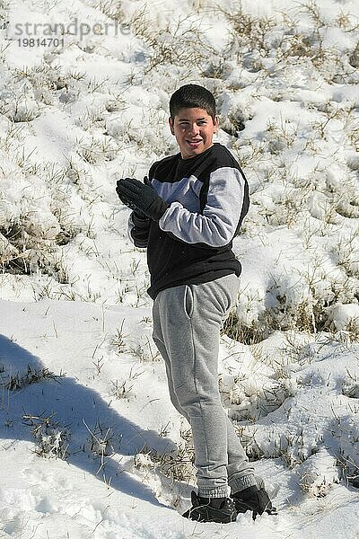 Ganzkörperporträt  junger lateinamerikanischer Mann im Schnee  Skigebiet von Sierra Nevada  Granada