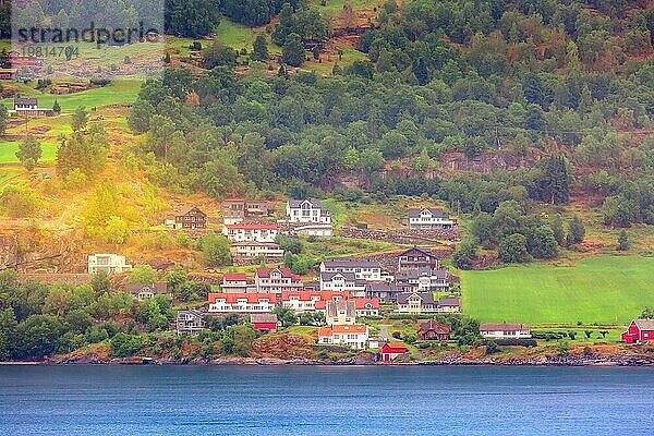 Norwegische Dorflandschaft  Berge und bunte Häuser  Norwegen  Europa