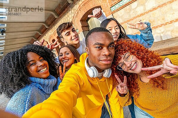 Persönliche Sichtweise eines jungen afrikanischen Mannes und cooler Freunde  die ein Selfie auf der Straße machen