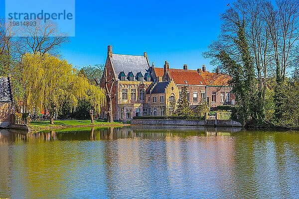 Brügge  Belgien Minnewater See der Liebe und mittelalterliche Häuser im Panorama