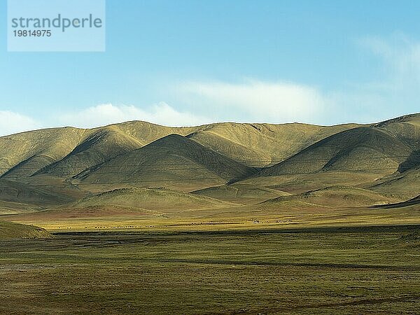 Berglandschaft und weite Ebene im Hochland von Tibet  China  Asien