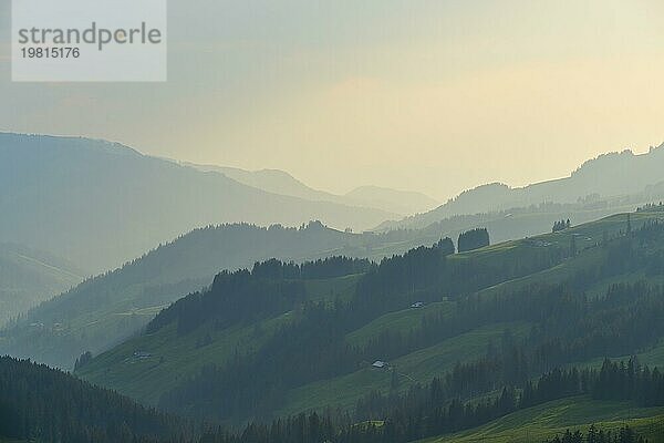 Blick auf eine hügelige Landschaft bei Dämmerlicht  strahlt Ruhe und Weite aus  Sonnenuntergang  Gurnigel Pass  Kanton Bern  Schweiz  Europa