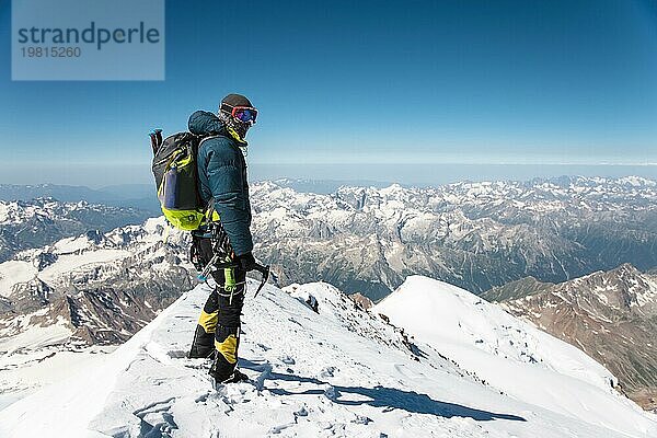 Professioneller  voll ausgestatteter Führer  Bergsteiger auf dem schneebedeckten Gipfel des schlafenden Vulkans Elbrus