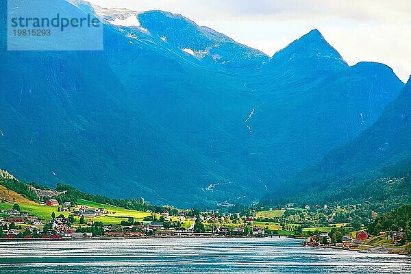 Norwegische Dorflandschaft mit Fjord  hohen Bergen und bunten Häusern in Olden  Norwegen  Europa