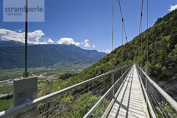 Passerelle à Farinet  Falschmünzer  Farinet-Brücke  Hängebrücke  Fussgängerhängebrücke  Wanderweg  Höhenangst  Mut  Alpen  Saillon  Wallis  Schweiz  Europa