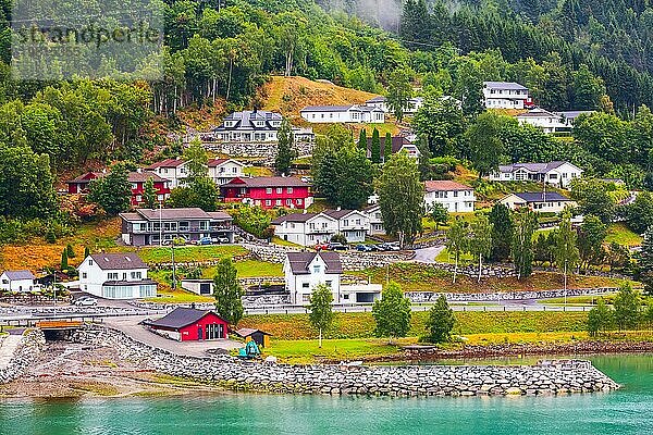 Norwegische Fjorddorflandschaft in Loen  Olden  Norwegen  Europa