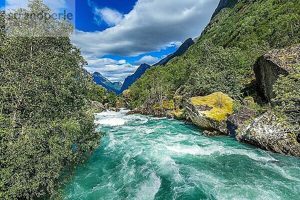 Landschaft mit Fluss in der Nähe des Briksdal oder Briksdalsbreen Gletschers in Olden  Norwegen  mit grünem Berg  Europa