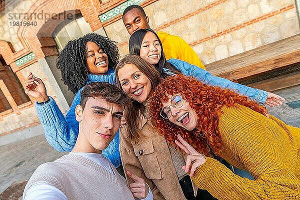 Persönliche Perspektive einer Gruppe unterschiedlicher Jugendlicher  die ein Selfie auf der Straße machen