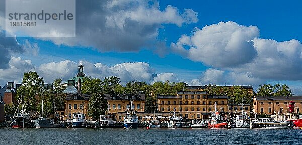 Ein Bild von einer Reihe von Booten  die auf der kleinen Halbinsel Skeppsholmen liegen