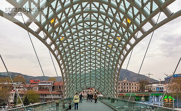 Ein Bild der Brücke des Friedens von innen gesehen