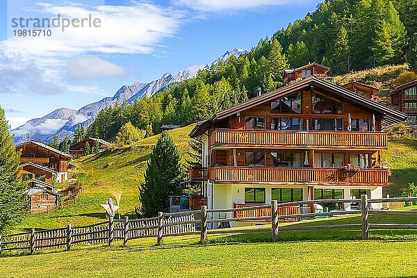 Traditionelle Holzhäuser  Blumen in Zermatt  alpines Dorfpanorama  Schweiz  Schweizer Alpen und herbstlicher Bergblick  Europa