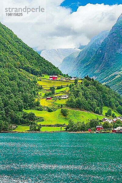 Norwegische Dorflandschaft mit türkisfarbenem Fjordwasser  Bergen und bunten Häusern  Norwegen  Flam  Europa