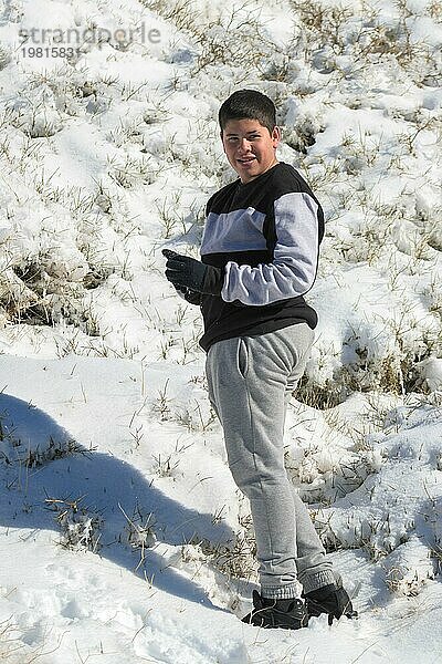 Junger lateinamerikanischer Mann in Sportkleidung im Schnee  Skigebiet