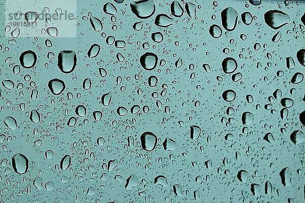 Regentropfen auf einem Fensterglas. Geringe Schärfentiefe