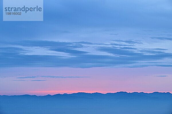 Morgendämmerung mit rosa und blauen Farbtönen über bergiger Silhouette  Hirzel  Horgen  Voralpen  Kanton Zürich  Schweiz  Europa