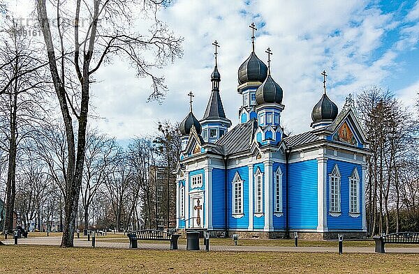 Ein Bild der blaün Kirche Freude aller Trauernden und des nahe gelegenen Parks (Druskininkai)