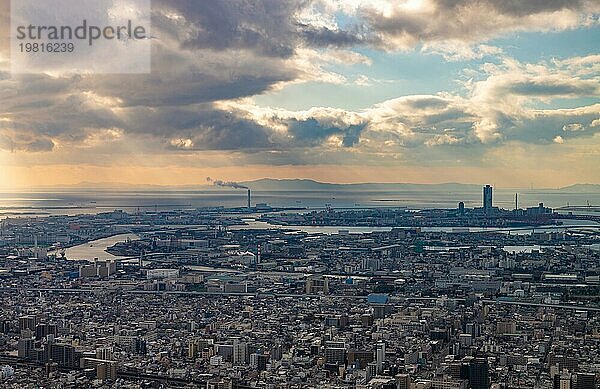 Ein Bild der Skyline und des Industriegebiets im Süden von Osaka