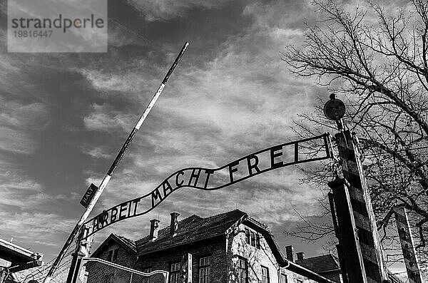 Ein Schwarzweißbild des Torschilds von Auschwitz I