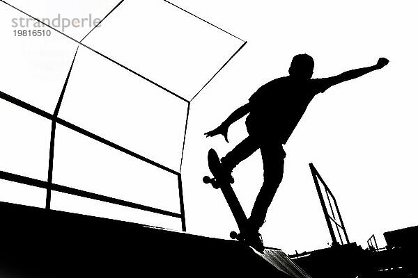 Schwarz und weiß Skater Silhouette Illustration auf der Rampe auf Skatepark