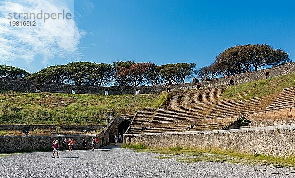 Ein Bild des Amphitheaters von Pompeji  von innen